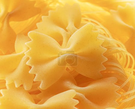 Téléchargez les photos : Pâtes italiennes farfalle close-up. Contexte alimentaire. - en image libre de droit