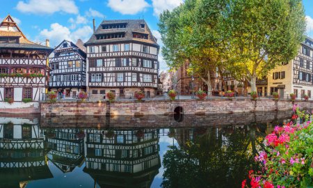 Téléchargez les photos : Le Petite France, le quartier le plus pittoresque du vieux Strasbourg. Maisons avec réflexion dans les eaux des canaux de l'Ill. - en image libre de droit