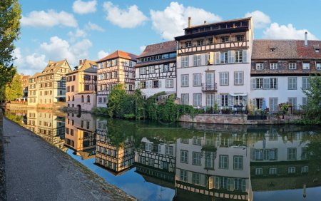 Téléchargez les photos : Le Petite France, le quartier le plus pittoresque du vieux Strasbourg. Maisons à colombages avec réflexion dans les eaux des canaux de l'Ill. - en image libre de droit
