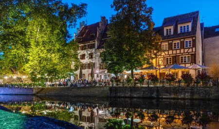 Téléchargez les photos : Le Petite France, le quartier le plus pittoresque du vieux Strasbourg. Maisons avec réflexion dans les eaux des canaux de l'Ill au crépuscule du soir. - en image libre de droit