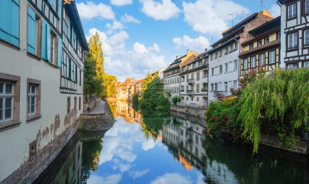 Téléchargez les photos : Le Petite France, le quartier le plus pittoresque du vieux Strasbourg. Maisons avec réflexion dans les eaux des canaux de l'Ill. - en image libre de droit