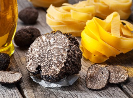 Téléchargez les photos : Summer truffles and truffle slices isolated on white background. Close-up. - en image libre de droit