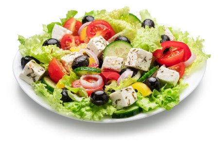 Téléchargez les photos : Salade grecque sur assiette blanche isolée sur fond blanc. Le fichier contient le chemin de coupe. - en image libre de droit