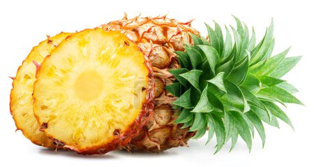Téléchargez les photos : Tranches d'ananas mûres et d'ananas isolées sur fond blanc. Le fichier contient le chemin de coupe. - en image libre de droit