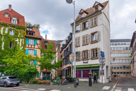 Foto de La calle del casco antiguo de Estrasburgo, La Petite France, Estrasburgo. - Imagen libre de derechos