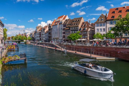 Téléchargez les photos : Le Petite France, le quartier le plus pittoresque du vieux Strasbourg. Maisons le long du canal de la rivière Ill. - en image libre de droit