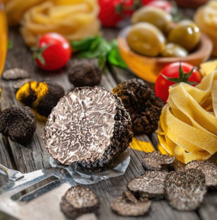 Téléchargez les photos : Summer truffles and truffle slices isolated on white background. Close-up. - en image libre de droit
