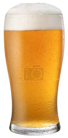 Foto de Vaso de cerveza de trigo refrigerada con cabeza de espuma de cerveza aislada sobre fondo blanco. Ruta de recorte. - Imagen libre de derechos