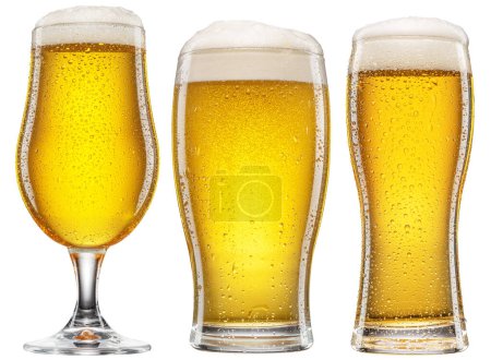 Drei verschiedene Arten von gekühltem Leichtbier mit Bier auf weißem Hintergrund. Wege beschneiden.