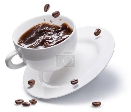 Foto de Granos de café y taza de café levitando en el aire aislado sobre fondo blanco. Imagen conceptual de la bebida de café. - Imagen libre de derechos