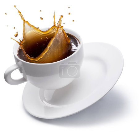 Foto de Bebida de café salpicando de la taza de café aislado sobre fondo blanco. Imagen conceptual de la bebida de café. - Imagen libre de derechos