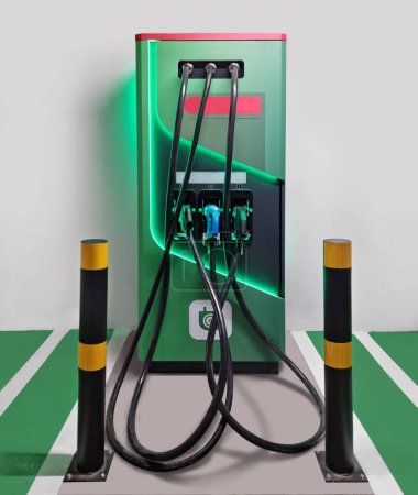 Téléchargez les photos : Borne de recharge électrique pour voitures électriques dans un parking souterrain. Les moteurs électriques sont l "énergie écologique du futur. - en image libre de droit