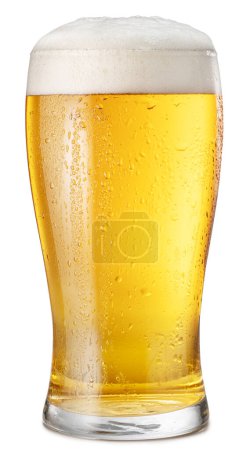 Téléchargez les photos : Verre de bière légère réfrigérée avec tête de mousse de bière isolée sur fond blanc. Sentier de coupe. - en image libre de droit