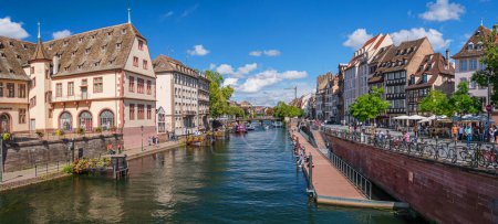 Foto de Le Petite France, el barrio más pintoresco de la antigua Estrasburgo. Casas a lo largo del canal del río Ill. - Imagen libre de derechos