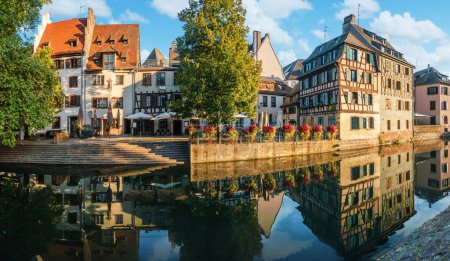 Foto de Le Petite France, el barrio más pintoresco de la antigua Estrasburgo. Casas de entramado de madera con reflejo en las aguas de los canales Ill. - Imagen libre de derechos