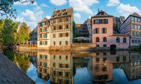 Téléchargez les photos : Le Petite France, le quartier le plus pittoresque du vieux Strasbourg. Maisons à colombages avec réflexion dans les eaux des canaux de l'Ill. - en image libre de droit