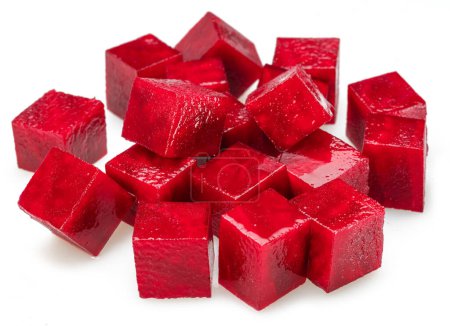 Foto de Cubos de remolacha roja cruda aislados sobre fondo blanco. - Imagen libre de derechos