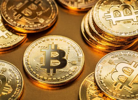 Foto de Monedas de oro bitcoin sobre un fondo de oro. Símbolo de la moneda electrónica y la tecnología blockchain. - Imagen libre de derechos