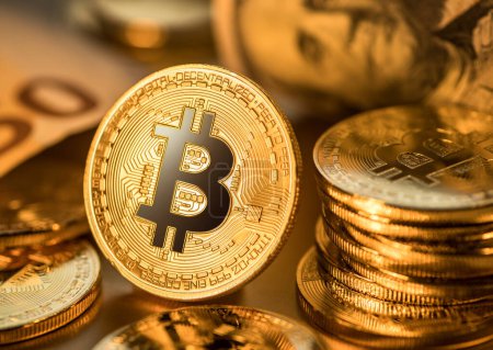 Foto de Monedas de oro bitcoin sobre un fondo de oro. Símbolo de la moneda electrónica y la tecnología blockchain. - Imagen libre de derechos