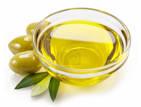 Glasschale mit Olivenöl und Olivenbeeren isoliert auf weißem Hintergrund. 