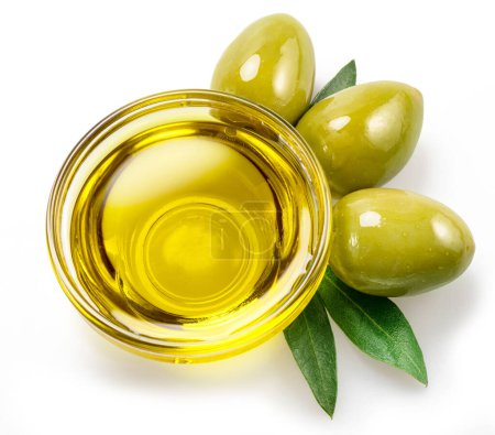 Téléchargez les photos : Bol en verre d'huile d'olive et de baies d'olive isolé sur fond blanc. Vue du dessus. - en image libre de droit