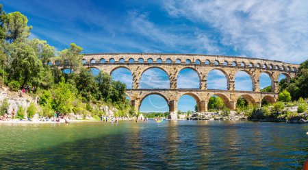 Téléchargez les photos : Le Pont du Gard est un ancien aqueduc romain, représenté sur un billet de cinq euros. Été 2022. - en image libre de droit