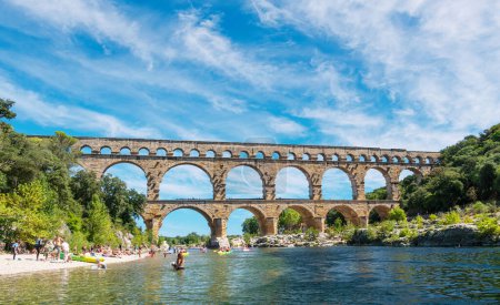 Foto de El Pont du Gard es un antiguo acueducto romano, que se representa en billetes de cinco euros. Verano 2022. - Imagen libre de derechos