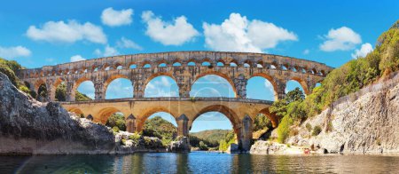 El Pont du Gard es un antiguo acueducto romano, que se representa en billetes de cinco euros. Verano 2022.