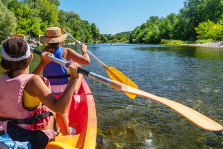 Téléchargez les photos : Faire du kayak sur la rivière en été
. - en image libre de droit