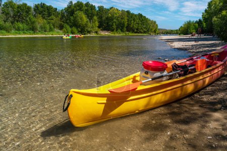 Kayak en el río en el verano. Kayak con charcos en primer plano.