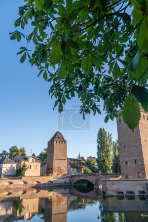 Foto de La torre de los Ponts Couverts en Estrasburgo con cielo azul nublado. Francia. - Imagen libre de derechos