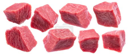 Gewürfelte Rindfleischstücke isoliert auf weißem Hintergrund.