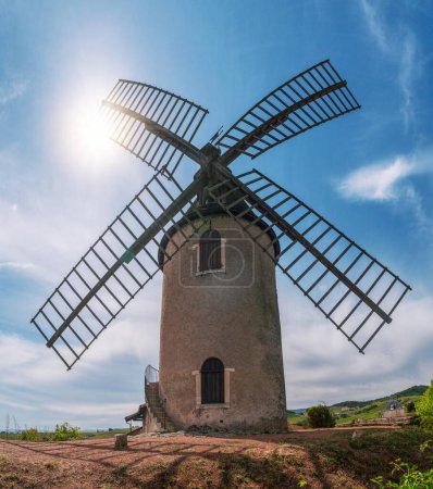 Foto de El molino de viento epónimo de famoso vino tinto francés situado cerca de Romanche-Thorins. - Imagen libre de derechos