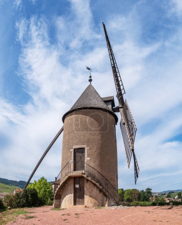 Le moulin à vent éponyme du célèbre vin rouge français situé près de Romanche-Thorins. 