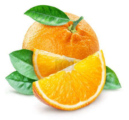 Téléchargez les photos : Orange avec des feuilles et des tranches d'orange sur fond blanc. Le fichier contient le chemin de coupe. - en image libre de droit