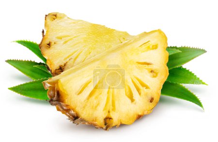 Téléchargez les photos : Tranches d'ananas mûres avec des feuilles isolées sur fond blanc. Le fichier contient le chemin de coupe. - en image libre de droit