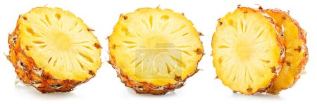 Téléchargez les photos : Tranches d'ananas mûres et d'ananas isolées sur fond blanc. Le fichier contient le chemin de coupe. - en image libre de droit