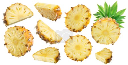 Téléchargez les photos : Ensemble de tranches d'ananas mûres isolées sur fond blanc. Fichier contient des chemins de coupe. - en image libre de droit