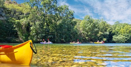 Kayak en el río en el verano. Kayak con charcos en primer plano.