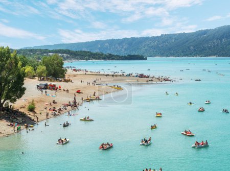 Téléchargez les photos : Bateau et kayak sur le lac de Sainte Croix dans le sud de la France. juillet 2016 - en image libre de droit