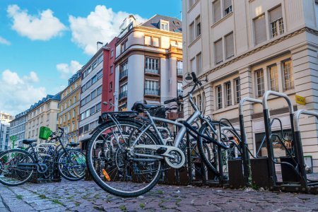 Téléchargez les photos : Vélos dans la rue de la vieille ville de Strasbourg, La Petite France, Strasbourg. - en image libre de droit