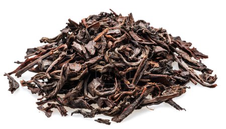 Foto de Montón de hojas de té secas aisladas sobre fondo blanco. Primer plano.. - Imagen libre de derechos