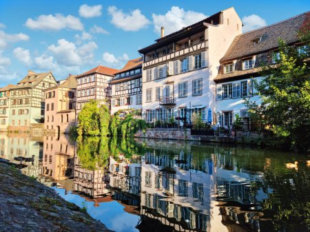 Foto de Le Petite France, el barrio más pintoresco de la antigua Estrasburgo. Casas de entramado de madera con reflejo en las aguas de los canales Ill. - Imagen libre de derechos