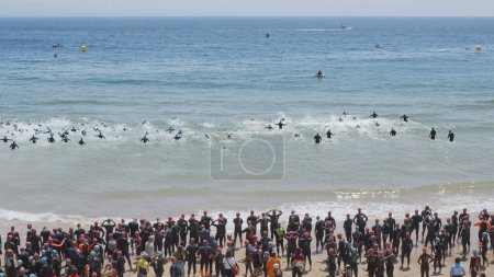 Foto de Portugal, Oeiras, Lisboa 05.05.2024. Campeonato nacional individual de triatlón Sprint: natación, ciclismo y carrera. Océano nadar etapa. - Imagen libre de derechos
