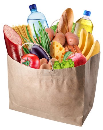 Bolsa de compras de papel llena de verduras orgánicas frescas, frutas y otros productos de comestibles sobre fondo blanco. El archivo contiene ruta de recorte.