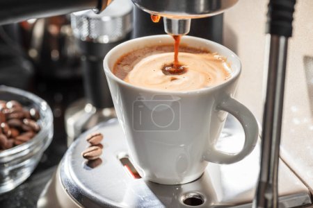 Foto de Cafetera automática. Verter café en el primer plano de la taza de café. - Imagen libre de derechos