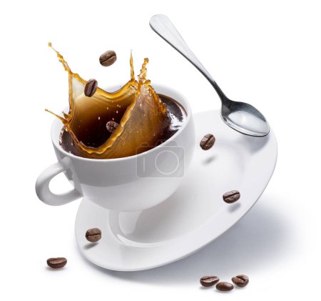 Foto de Bebida de café y granos de café salpicando de la taza de café aislado sobre fondo blanco. Imagen conceptual de la bebida de café. - Imagen libre de derechos