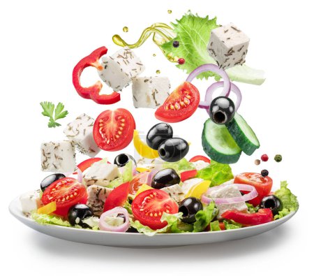 Foto de Verduras frescas y queso feta cayendo en el plato blanco aislado. El archivo contiene rutas de recorte. - Imagen libre de derechos