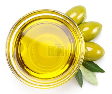Glasschale mit Olivenöl und Olivenbeeren isoliert auf weißem Hintergrund. Ansicht von oben.