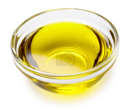 Glasschale mit Olivenöl isoliert auf weißem Hintergrund. Datei enthält Schnittpfad.